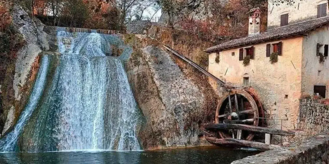 Cascata e antico molinetto della Croda, con la ruota in legno che gira grazie all'acqua.