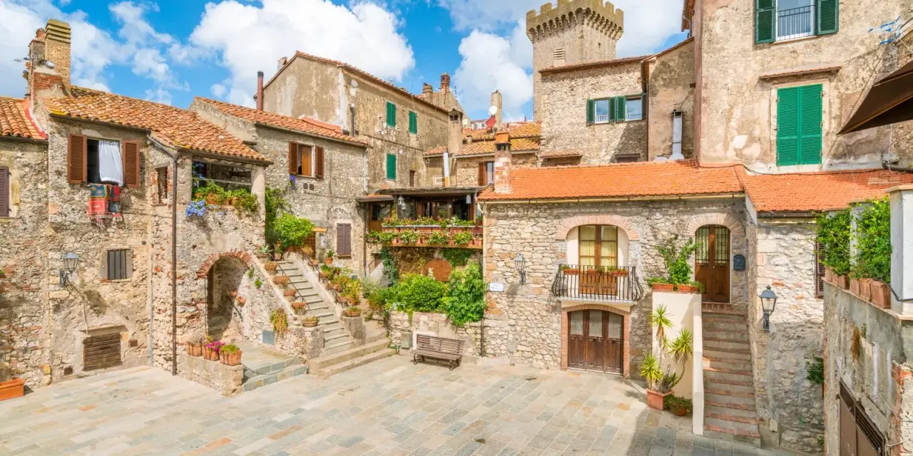 Un borgo medievale con case in pietra e torri, un luogo incantevole da scoprire tra le cose da vedere vicino Capalbio.