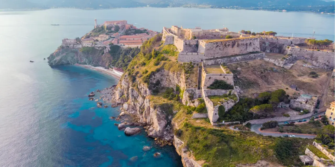 Fortezze storiche e mare cristallino: ecco cosa fare all'Isola d'Elba, un luogo magico tra storia e natura.