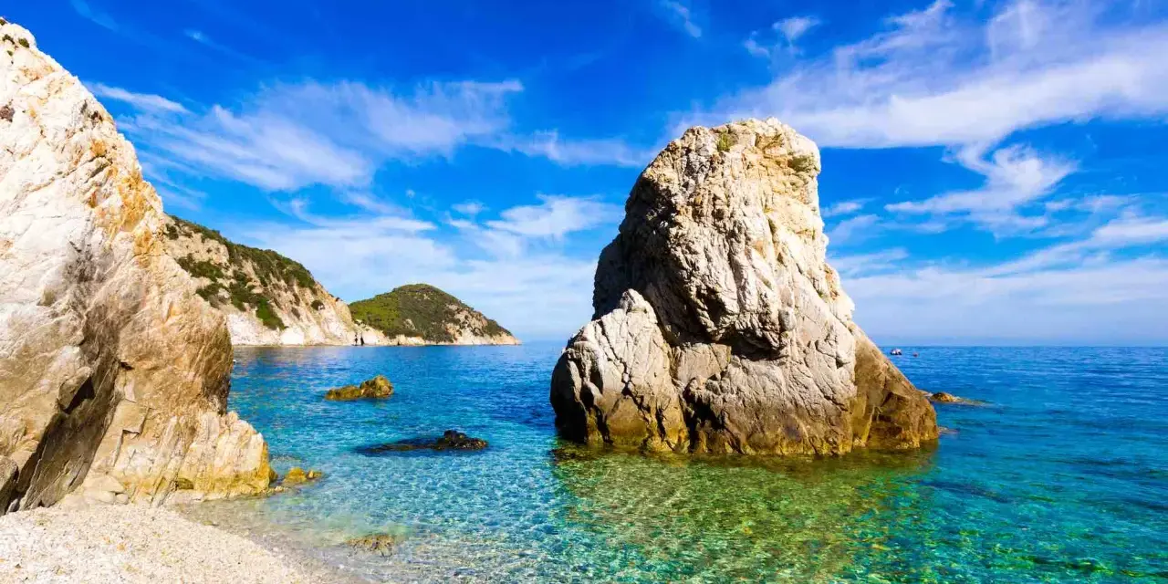 Scogliere bianche e mare cristallino, un angolo di paradiso che sembra un sogno, quasi un mare vicino Firenze per la sua bellezza inaspettata.