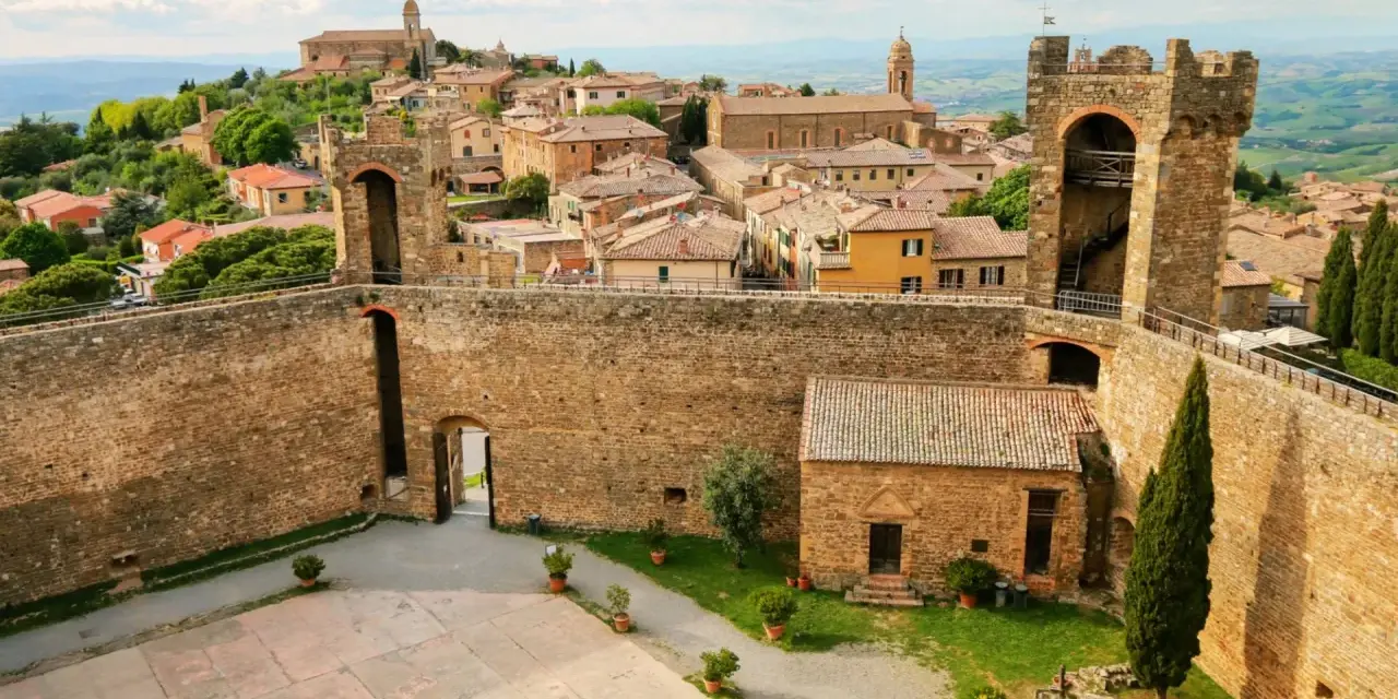 La **Fortezza di Montalcino** domina il borgo toscano con le sue mura imponenti e torri medievali, offrendo uno scorcio di storia e bellezza.