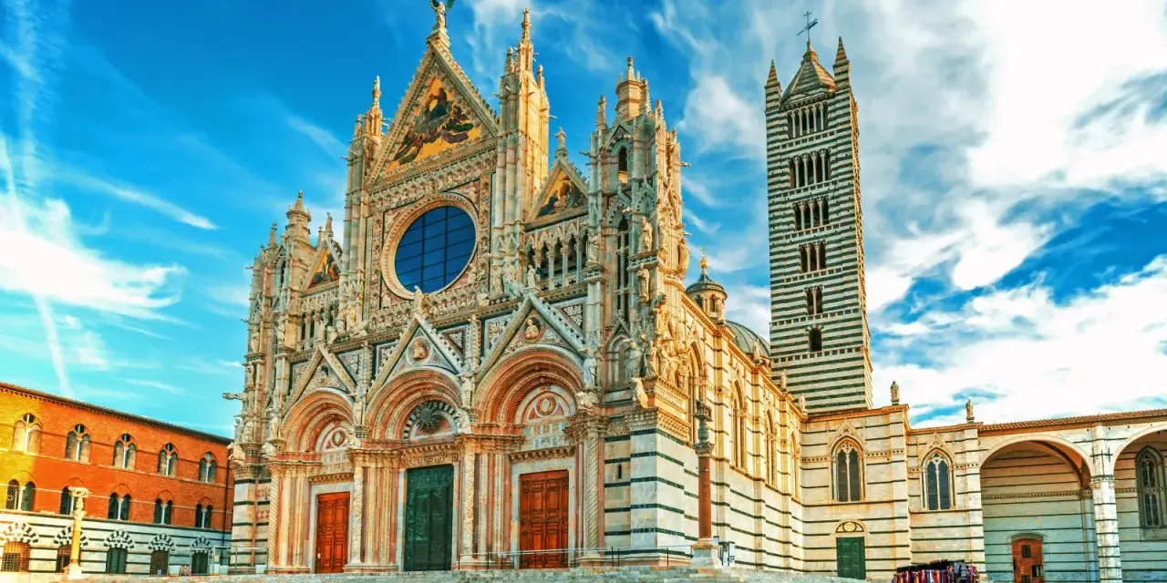 Magnifico Duomo di Siena, un capolavoro gotico. L'ingresso gratuito ti invita a scoprire la sua bellezza.