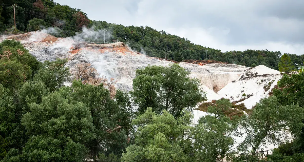 Fumarole e rocce bianche a Monterotondo Marittimo, un paesaggio unico da scoprire.