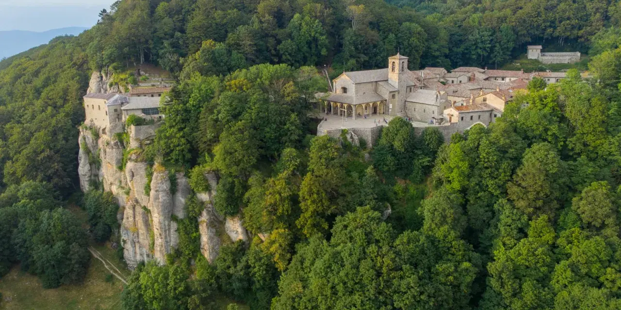Il Santuario di La Verna, arroccato su uno sperone roccioso, domina la foresta circostante.