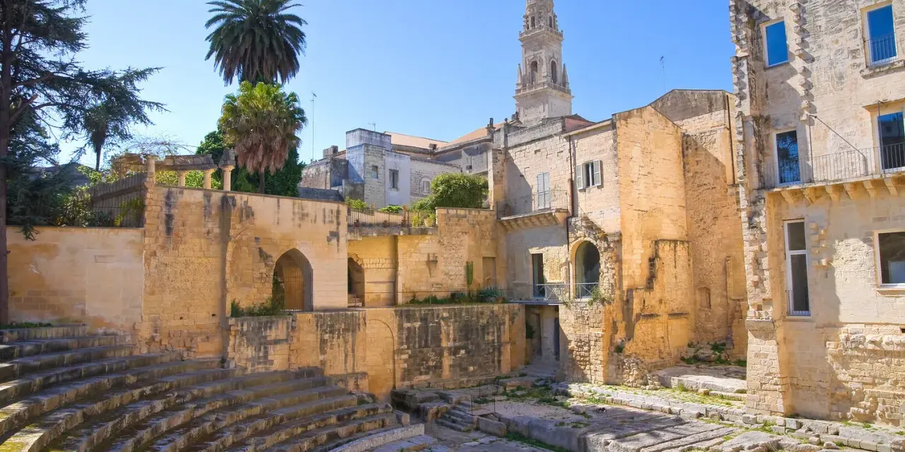 Antico anfiteatro romano e campanile a Lecce. Un luogo da scoprire per capire cosa vedere a Lecce.
