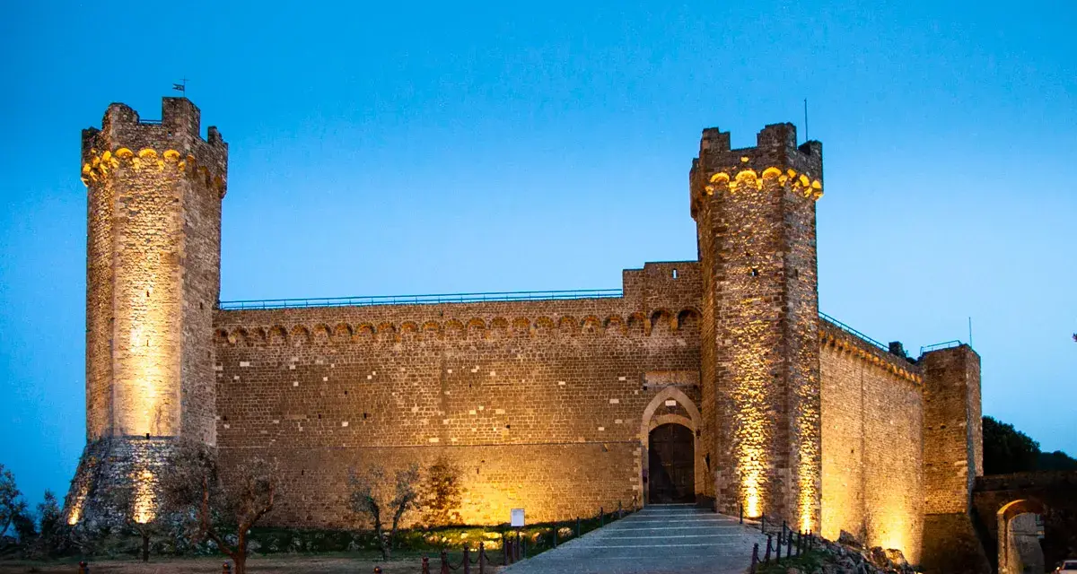 La Fortezza di Montalcino, illuminata di sera, è un luogo imperdibile da vedere.