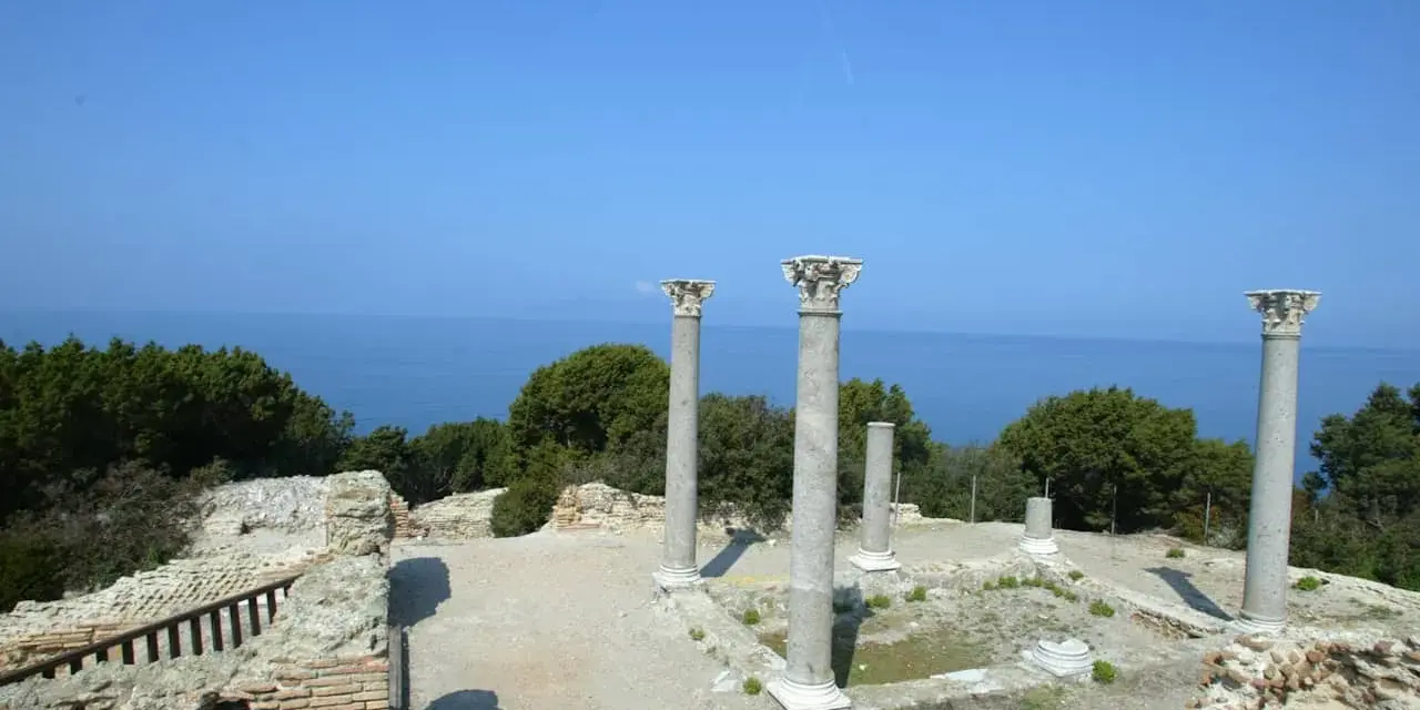 Rovine antiche con colonne si affacciano sul mare blu intenso, un paesaggio suggestivo sull'isola di Giannutri.