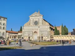 Piazza Santa Maria Novella a Firenze, con la facciata rinascimentale della basilique santa maria novella in primo piano e il Grand Hotel Minerva sulla sinistra.