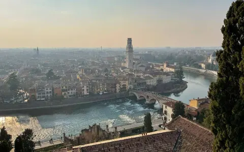 Vista panoramica di Verona con l'Adige e Ponte Pietra. Perfetto per scoprire cosa vedere a Verona in due giorni.