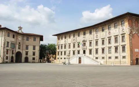 La Piazza dei Cavalieri a Pisa, con i suoi palazzi storici e la scalinata monumentale, è un luogo di grande fascino.