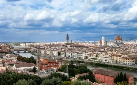 Panoramica di Firenze con Ponte Vecchio e Duomo, ideale per un itinerario firenze 1 giorno.
