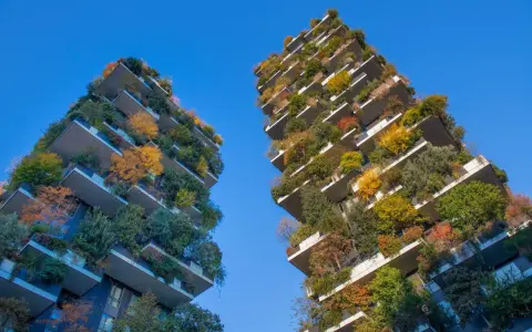 Bosco Verticale, un'idea di cosa fare a Milano: grattacieli ricoperti di alberi e piante che cambiano colore con le stagioni.