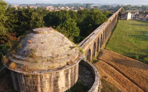 Acquedotto del Nottolini, un luogo suggestivo tra le cose da fare a Lucca. Un'antica struttura che si estende tra verde e campi.