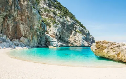 Una delle 10 spiagge più belle d'Italia: sabbia bianca, acque cristalline e imponenti scogliere.