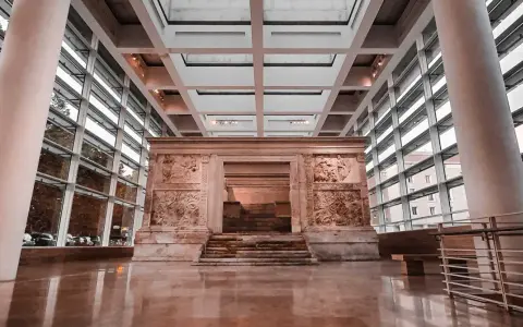 L'Ara Pacis, un capolavoro di scultura romana, risplende sotto la luce moderna di un museo.