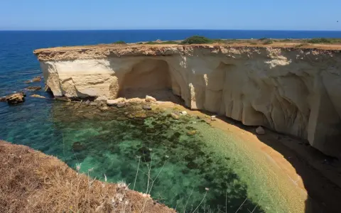 La spiaggia della Pillirina, con le sue acque cristalline e le suggestive grotte scavate nella roccia calcarea, offre uno scenario naturale mozzafiato.