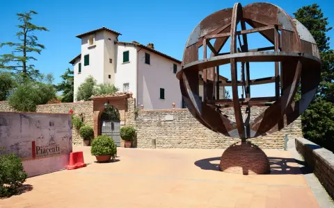 Un'installazione ispirata a Leonardo da Vinci, con un grande modello di macchina e un pannello esplicativo, tra le cose da vedere a Vinci.