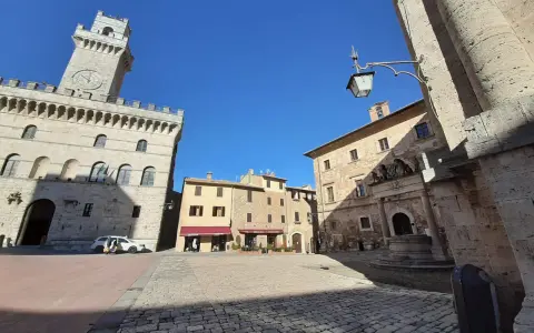La piazza grande di Montepulciano, con il suo imponente palazzo comunale e la torre dell'orologio, invita a una passeggiata tra botteghe e caffè.