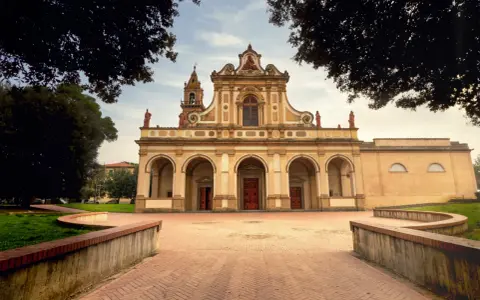 La facciata imponente della Collegiata di Santa Maria Assunta a Castelfiorentino, cosa vedere in questo gioiello toscano.