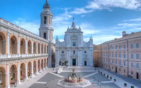 Piazza del Santuario di Loreto, con la Basilica e il Palazzo Apostolico. Un luogo di fede e arte, meta di pellegrinaggi alla Madonna di Loreto.