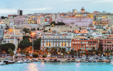 Vista del porto di Cagliari con edifici colorati e palme. Perfetto per scoprire cosa fare a Cagliari.
