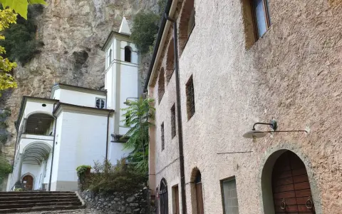 L'eremo di Calomini, incastonato nella roccia, con la sua torre campanaria bianca e gli edifici in pietra, invita alla contemplazione.