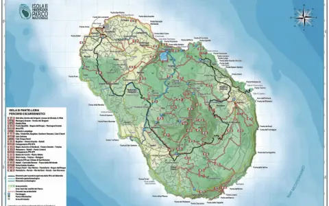 Mappa escursionistica dell'isola di Pantelleria, dove si trova il Parco Nazionale. Indica sentieri, punti informativi e aree archeologiche.