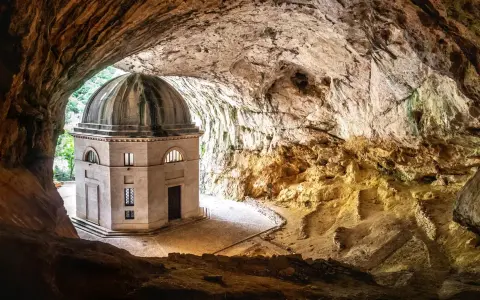 Il **Tempio del Valadier**, un'architettura neoclassica con cupola, sorge maestoso all'interno di una grotta naturale, creando un contrasto suggestivo tra natura e opera umana.