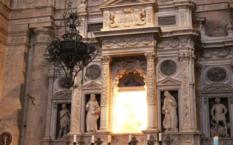 Interno della chiesa di San Biagio (Montepulciano): statue, affreschi e un lampadario in ferro battuto.