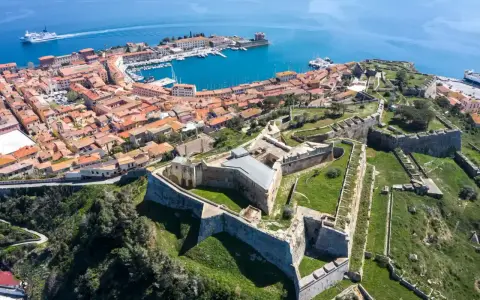 Fortezza del Volterraio, un luogo imperdibile tra le cose da vedere all'Isola d'Elba, domina il golfo con la sua storia millenaria.
