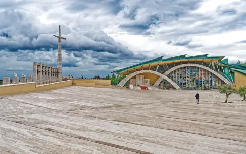 Santuario di San Pio da Pietrelcina, dove si trova Padre Pio, con la sua architettura moderna e il grande piazzale.