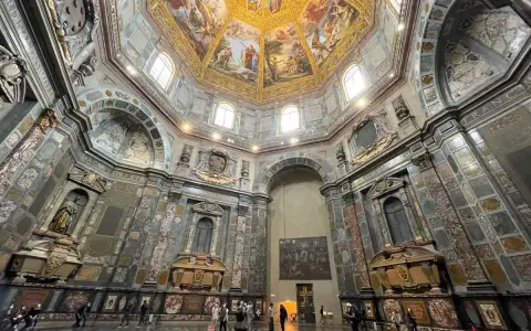 Interno delle Cappelle Medicee a Firenze, con la cupola affrescata e le tombe monumentali.