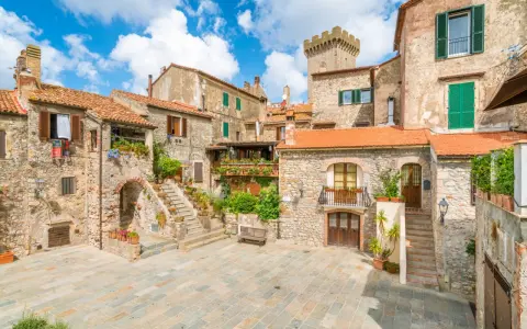 Un borgo medievale con case in pietra e torri, un luogo incantevole da scoprire tra le cose da vedere vicino Capalbio.