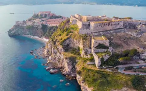 Fortezze storiche e mare cristallino: ecco cosa fare all'Isola d'Elba, un luogo magico tra storia e natura.