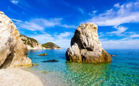 Scogliere bianche e mare cristallino, un angolo di paradiso che sembra un sogno, quasi un mare vicino Firenze per la sua bellezza inaspettata.