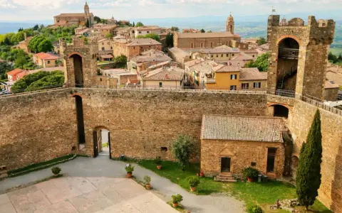 La **Fortezza di Montalcino** domina il borgo toscano con le sue mura imponenti e torri medievali, offrendo uno scorcio di storia e bellezza.
