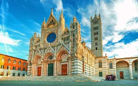 Magnifico Duomo di Siena, un capolavoro gotico. L'ingresso gratuito ti invita a scoprire la sua bellezza.