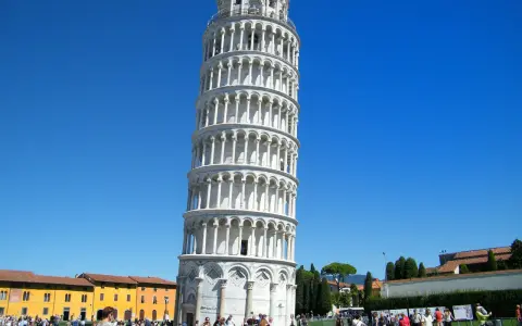 Il **schiefe Turm von Pisa** si ergege con la sua inclinazione iconica sotto un cielo azzurro, circondato da turisti che ammirano la sua bellezza.
