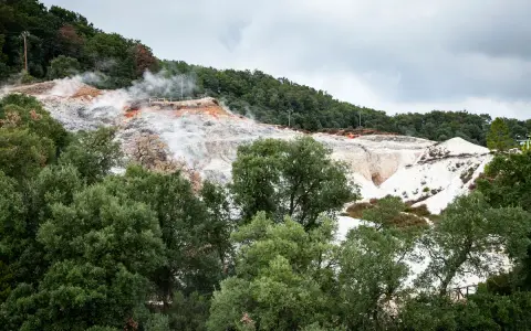 Fumarole e rocce bianche a Monterotondo Marittimo, un paesaggio unico da scoprire.