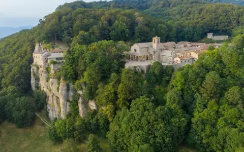 Il Santuario di La Verna, arroccato su uno sperone roccioso, domina la foresta circostante.