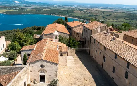 Borgo medievale con vista sul mare. Scopri cosa vedere a Populonia: la chiesa, le case in pietra e il panorama mozzafiato.