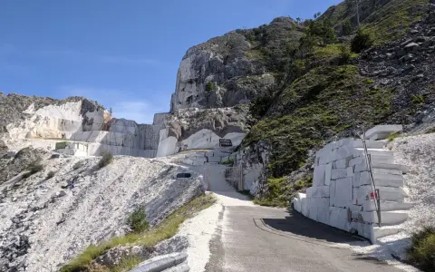 Una cava di marmo con un imponente passo del vestito di blocchi di pietra bianca.