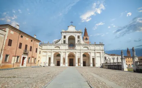 Piazza antistante la Basilica di San Benedetto Po, con la sua imponente facciata e il campanile.