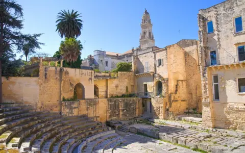 Antico anfiteatro romano e campanile a Lecce. Un luogo da scoprire per capire cosa vedere a Lecce.
