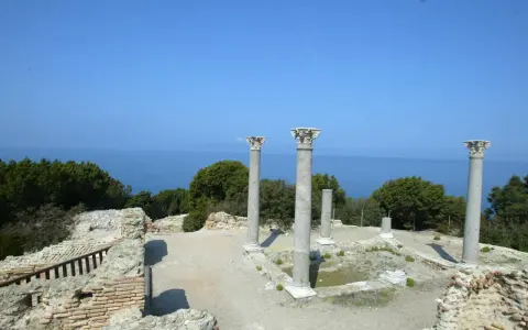 Rovine antiche con colonne si affacciano sul mare blu intenso, un paesaggio suggestivo sull'isola di Giannutri.