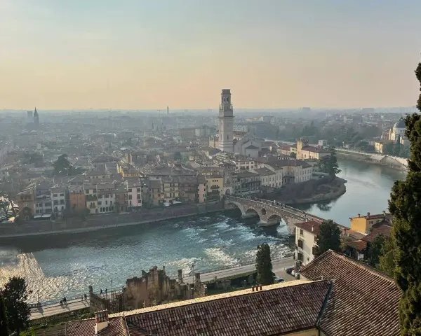 Vista panoramica di Verona con l'Adige e Ponte Pietra. Perfetto per scoprire cosa vedere a Verona in due giorni.