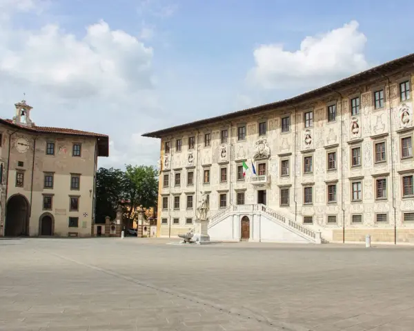 La Piazza dei Cavalieri a Pisa, con i suoi palazzi storici e la scalinata monumentale, è un luogo di grande fascino.