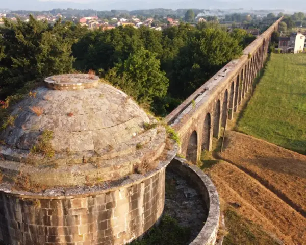 Acquedotto del Nottolini, un luogo suggestivo tra le cose da fare a Lucca. Un'antica struttura che si estende tra verde e campi.
