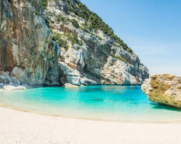 Una delle 10 spiagge più belle d'Italia: sabbia bianca, acque cristalline e imponenti scogliere.