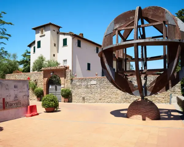 Un'installazione ispirata a Leonardo da Vinci, con un grande modello di macchina e un pannello esplicativo, tra le cose da vedere a Vinci.